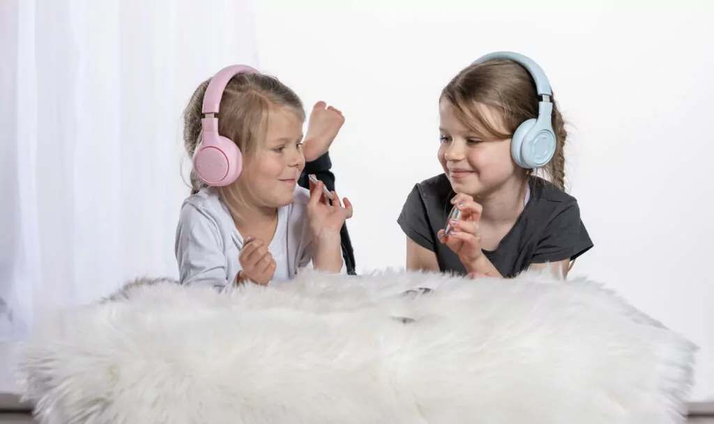 Storyphones, snow white, children with headphones, electric headphones, kids using storyphones